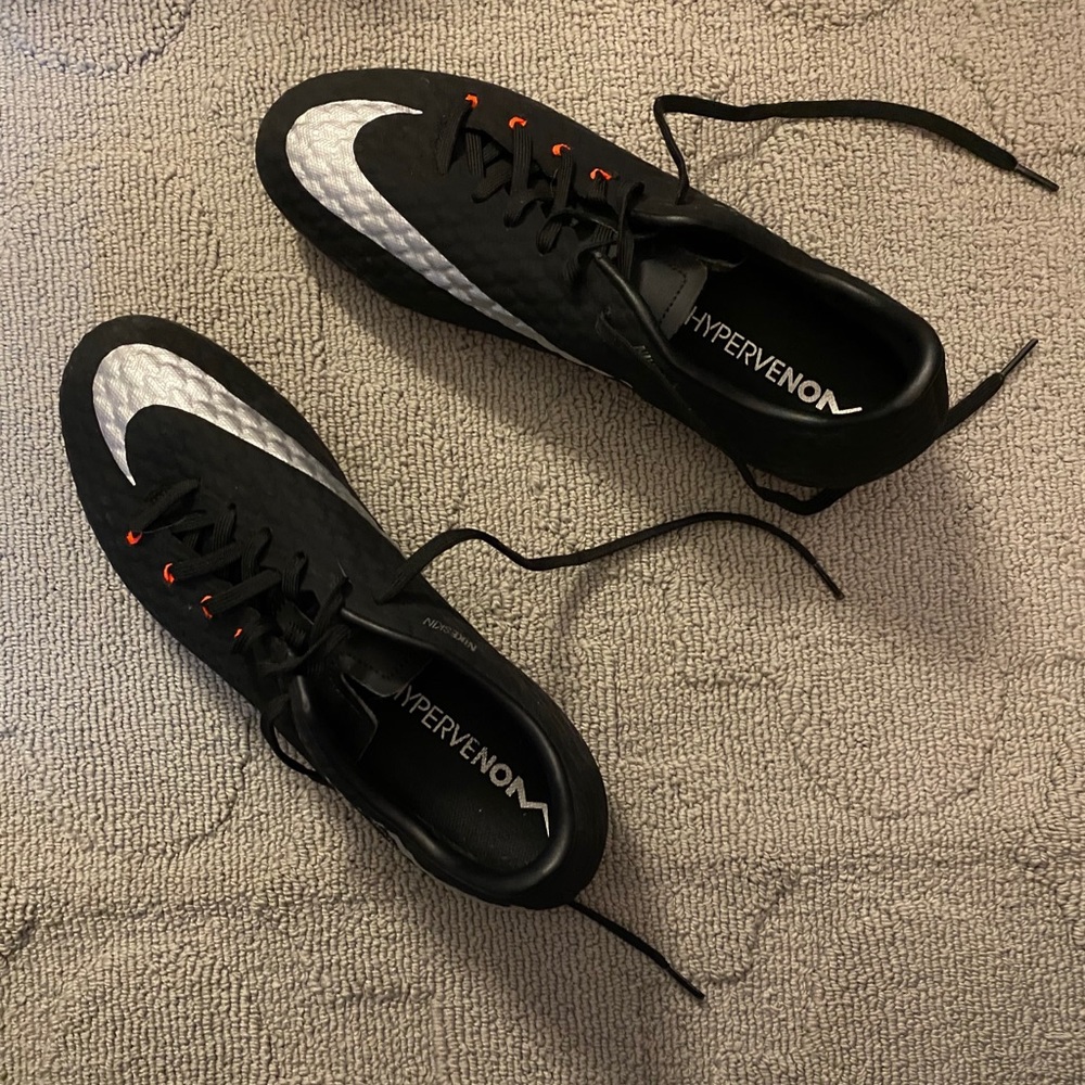 (NWOT) Hypervenom Size 9 cleats